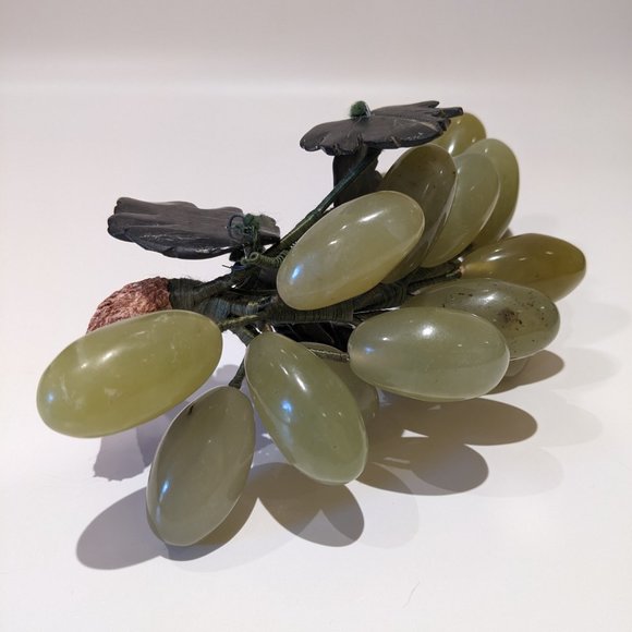 Beautiful Vintage MCM Mid Century Alabaster Green Grapes w. Carved Stone Leaves - Picture 6 of 8